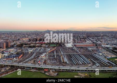 New York - 4. Nov 2021: Coney Island Train Yard und der Belt Parkway in Brooklyn, New York. Stockfoto