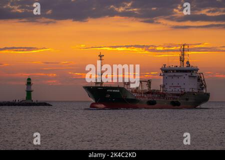 Ein Tankschiff für chemische Ölprodukte im Sonnenuntergang Stockfoto