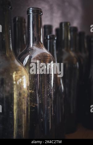 Eine alte Flasche im Regal Stockfoto