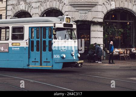 Eine alte Straßenbahn, die durch die Straßen von Göteborg fährt Stockfoto