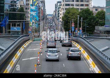 Brüssel, Belgien - 10. September 2022: Starker Verkehr in der Hauptverkehrszeit auf der Rue de la Loi Stockfoto