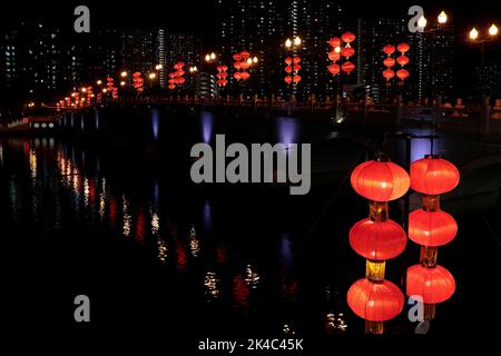 Öffentliche Laternen-Ausstellung am Shing Mun River und im Shatin Park, New Territories, Hongkong 12.. September 2022 Stockfoto