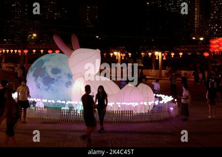 Maskierte Mitglieder des Publikums genießen die Laterne zur Herbstmitte und die Ausstellung des Festivalmodells im Shatin Park, New Territories, Hongkong 12.. September 2022 Stockfoto