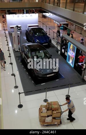 Tesla Car Display, Innenraum, Shatin New Town Plaza, New Territories, Hongkong 12. Sept. 2022 Stockfoto