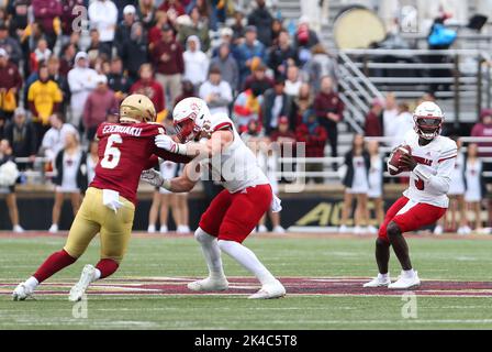 Alumni-Stadion. 1. Oktober 2022. MA, USA; Louisville Cardinals Quarterback Malik Cunningham (3) im Einsatz während des NCAA-Fußballspiels zwischen Louisville Cardinals und Boston College Eagles im Alumni Stadium. Anthony Nesmith/CSM/Alamy Live News Stockfoto