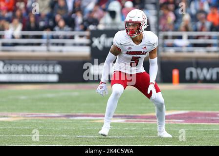 Alumni-Stadion. 1. Oktober 2022. MA, USA; Louisville Cardinals defensiver Rücken Josh Minkins (5) im Einsatz während des NCAA-Fußballspiels zwischen Louisville Cardinals und Boston College Eagles im Alumni Stadium. Anthony Nesmith/CSM/Alamy Live News Stockfoto