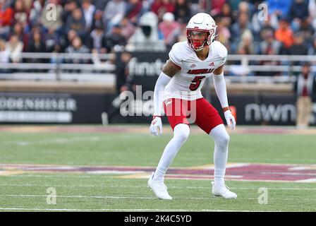 Alumni-Stadion. 1. Oktober 2022. MA, USA; Louisville Cardinals defensiver Rücken Josh Minkins (5) im Einsatz während des NCAA-Fußballspiels zwischen Louisville Cardinals und Boston College Eagles im Alumni Stadium. Anthony Nesmith/CSM/Alamy Live News Stockfoto