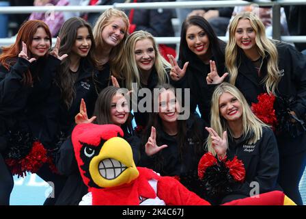 Alumni-Stadion. 1. Oktober 2022. MA, USA; Cheerleader und Maskottchen der Louisville Cardinals posieren für ein Bild während des NCAA-Fußballspiels zwischen Louisville Cardinals und Boston College Eagles im Alumni Stadium. Anthony Nesmith/CSM/Alamy Live News Stockfoto