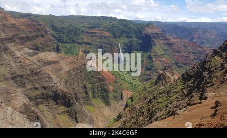 Ein Panoramablick auf den Waimea Canyon State Park im Kauai County, Hawaii Stockfoto