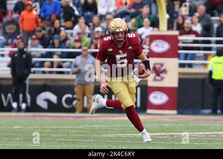 Alumni-Stadion. 1. Oktober 2022. MA, USA; Boston College Eagles Quarterback Phil Jurkovec (5) kriegt während des NCAA-Fußballspiels zwischen Louisville Cardinals und Boston College Eagles im Alumni Stadium. Anthony Nesmith/CSM/Alamy Live News Stockfoto