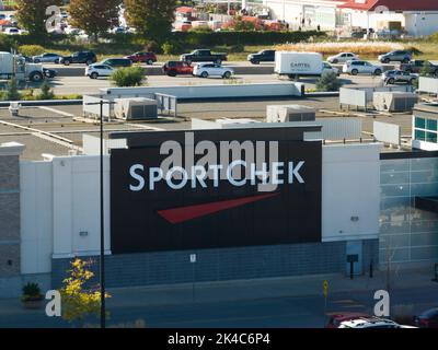 SportChek ist der größte kanadische Einzelhändler für Sportbekleidung und Sportausrüstung und zeigt aus der Vogelperspektive das SportChek Logo an der Seite eines Geschäfts. Stockfoto