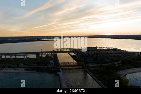 Ein Blick aus der Vogelperspektive auf den Lake Ontario mit Blick auf die Burlington Skyway Bridge und den Hamilton Harbour bei Sonnenuntergang. Stockfoto