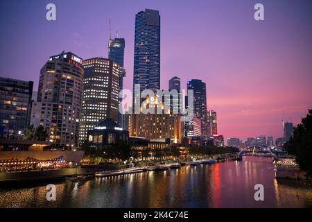 Ein violetter Sonnenuntergang über der Stadt Melbourne Stockfoto