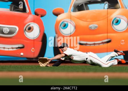 San Francisco, Usa. 01. Oktober 2022. Joc Pederson (23) der San Francisco Giants taucht am Freitag, den 1. Oktober 2022, im vierten Inning im Oracle Park in San Francisco um einen Ball. (Foto: Shae Hammond/Bay Area News Group/TNS/Sipa USA) Quelle: SIPA USA/Alamy Live News Stockfoto