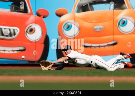 San Francisco, Usa. 01. Oktober 2022. Joc Pederson (23) der San Francisco Giants taucht für einen Ball-Hit von Sergio Alcantara, dem Arizona Diamondbacks', und fällt am Samstag, den 1. Oktober 2022, im vierten Inning im Oracle Park in San Francisco für ein Zweierdoppel ein. (Foto: Shae Hammond/Bay Area News Group/TNS/Sipa USA) Quelle: SIPA USA/Alamy Live News Stockfoto