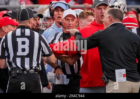 Columbus, Ohio, USA. 1. Oktober 2022. Rutgers Scarlet Knights Cheftrainer Greg Schiano (rechts) zeigt mit dem Finger auf den Cheftrainer Ryan Day der Ohio State Buckeys während des Spiels zwischen den Rutgers Scarlett Knights und den Ohio State Buckeys im Ohio Stadium, Columbus, Ohio. (Bild: © Scott Stuart/ZUMA Press Wire) Stockfoto