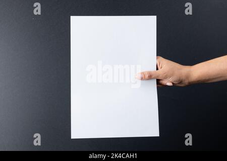 Zusammensetzung der Hand mit leerer Karte mit Kopierplatz auf grauem Hintergrund Stockfoto