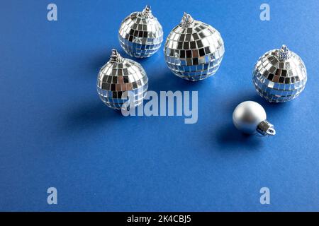 Komposition von Nahaufnahme der New Years Kugeln auf blauem Hintergrund Stockfoto