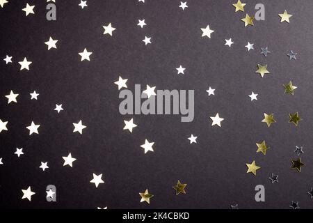 Komposition von Nahaufnahme von Sternen aus dem neuen Jahr auf grauem Hintergrund Stockfoto