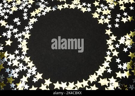 Komposition von Nahaufnahme von Sternen aus dem neuen Jahr auf grauem Hintergrund Stockfoto