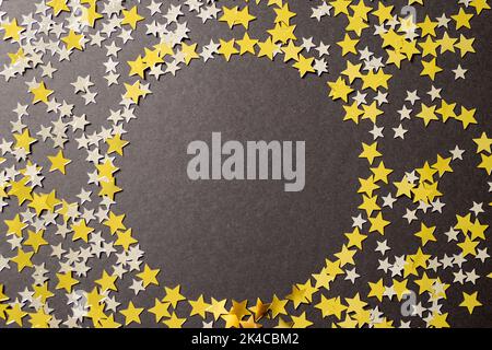 Komposition von Nahaufnahme von Sternen aus dem neuen Jahr auf grauem Hintergrund Stockfoto