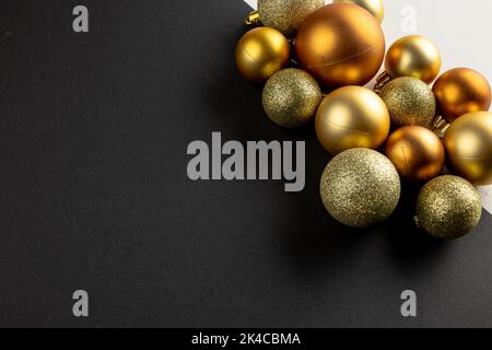 Komposition von Nahaufnahme der New Years Kugeln auf grauem Hintergrund Stockfoto