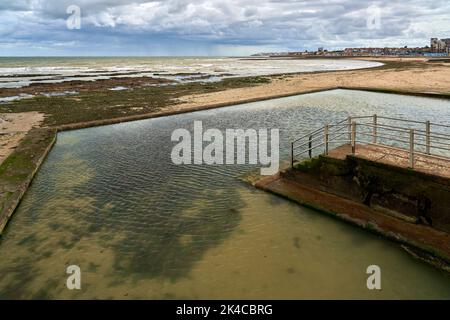 Ein Gezeitenbecken in St. Mildreds Bay in Westgate on Sea, Thanet, Kent, Großbritannien Stockfoto