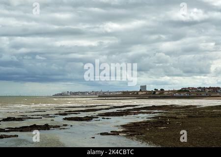 Der Blick von der St Mildreds Bay, Westgate on Sea in Richtung Margate in Thanet, Kent, Großbritannien Stockfoto