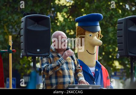 London, Großbritannien. 1.. Oktober 2022. Der Generalsekretär der CWU, Dave ward, spricht mit dem Postman Pat zu den Demonstranten. Tausende von Menschen und verschiedene Gruppen und Gewerkschaften versammelten sich vor der King's Cross Station für die Kundgebung The Enough is Enough aus Protest gegen die Lebenshaltungskrise, die Klimakrise, steigende Energiekosten und die Tory-Regierung und aus Solidarität mit den verschiedenen Streiks, die um das Vereinigte Königreich herum stattfinden. Kredit: Vuk Valcic/Alamy Live Nachrichten Stockfoto