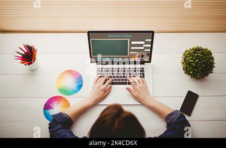 Ansicht von oben über eine Geschäftsfrau, die ihren Laptop an ihrem Schreibtisch benutzt Stockfoto