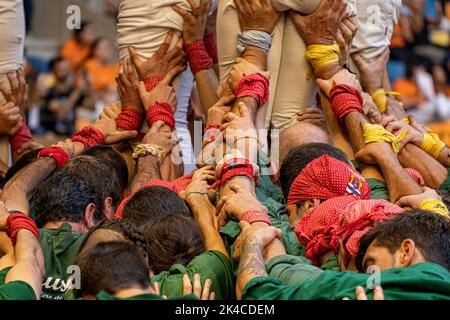 Tarragona, Spanien. 01. Oktober 2022. Der erste Tag des achtundzwanzigsten "concurs de Castells"-Wettbewerbs in Tarragona, Spanien, am 1. Oktober 2022. Castelleras Gruppen konkurrieren in zwei Tagen und verschiedenen Arten von menschlichen Türmen verschiedener Ebenen, um die "wichtigste Gruppe" zu bestimmen. Der Wettbewerb findet alle zwei Jahre statt, obwohl er aufgrund der Pandemie seit 2018 nicht mehr gefeiert wurde. (Foto von Eric Renom/Sipa USA) Quelle: SIPA USA/Alamy Live News Stockfoto