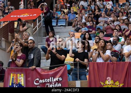 Tarragona, Spanien. 01. Oktober 2022. Der erste Tag des achtundzwanzigsten "concurs de Castells"-Wettbewerbs in Tarragona, Spanien, am 1. Oktober 2022. Castelleras Gruppen konkurrieren in zwei Tagen und verschiedenen Arten von menschlichen Türmen verschiedener Ebenen, um die "wichtigste Gruppe" zu bestimmen. Der Wettbewerb findet alle zwei Jahre statt, obwohl er aufgrund der Pandemie seit 2018 nicht mehr gefeiert wurde. (Foto von Eric Renom/Sipa USA) Quelle: SIPA USA/Alamy Live News Stockfoto