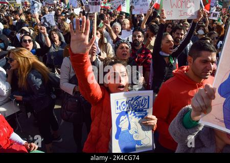 London, Großbritannien. 1.. Oktober 2022. Tausende Iraner und andere Demonstranten versammelten sich auf dem Trafalgar Square und forderten Gerechtigkeit für Mahsa Amini und Freiheit für den Iran. Kredit: Vuk Valcic/Alamy Live Nachrichten Stockfoto