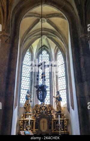 Eine vertikale Aufnahme eines Altars mit Engelstatuen auf einer Kirche Stockfoto