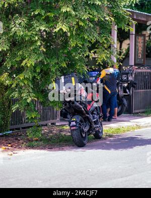 Terengganu, Malaysia - 26. Juni 2022 : 2012 Yamaha XT1200Z Super Tenere Motorrad am Straßenrand. Stockfoto