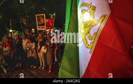 Los Angeles, Kalifornien, USA. 30. September 2022. Demonstranten versammeln sich im Rathaus im Stadtzentrum von Los Angeles zu einer Mahnwache, um an Mahsa Amini zu erinnern, der in Gewahrsam der iranischen Moralpolizei starb, und um gegen die Behandlung von Frauen durch den Iran zu protestieren. Los Angeles hat die größte Konzentration von Iranern außerhalb des Iran. (Bild: © Jill Connelly/ZUMA Press Wire) Stockfoto