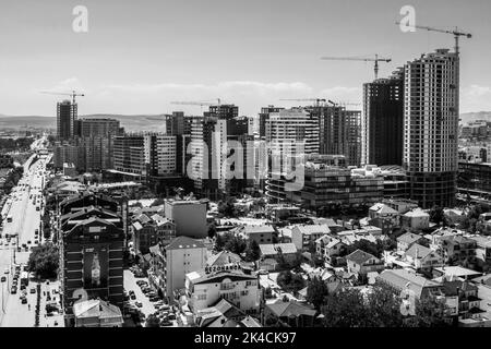 Eine erhöhte Panorama-Stadtansicht von Pristina, Hauptstadt des Kosovo, mit zahlreichen Wahrzeichen dieser modernen Stadt im ehemaligen Yugolsavia. Sommertag Stockfoto