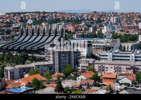 Eine erhöhte Panorama-Stadtansicht von Pristina, Hauptstadt des Kosovo, mit zahlreichen Wahrzeichen dieser modernen Stadt im ehemaligen Yugolsavia. Sommertag Stockfoto