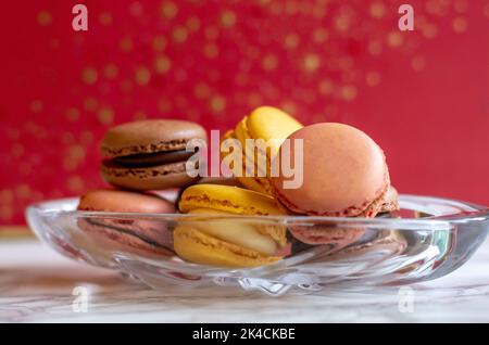 Macaron-Kekse für den Urlaub in einer eleganten Kristallschale Stockfoto