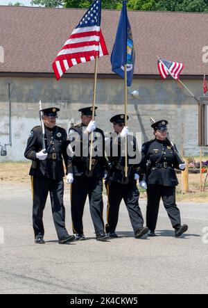 Eau Claire MI USA Juli 4 2022; Offiziere in Uniform, marschieren am 4.. Juli in einer Parade in der Kleinstadt Amerika Stockfoto