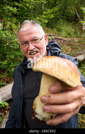 Vallendar, Deutschland. 27. September 2022. Der Pilz-Experte Helmut Kolar hat einen Steinpilz gefunden. Nach dem häufigen Regen im September besteht Hoffnung auf eine gute Saison mit essbaren Pilzen. (Für dpa erwarten Experten eine gute Pilzsaison trotz langer Dürre) Quelle: Thomas Frey/dpa/Alamy Live News Stockfoto