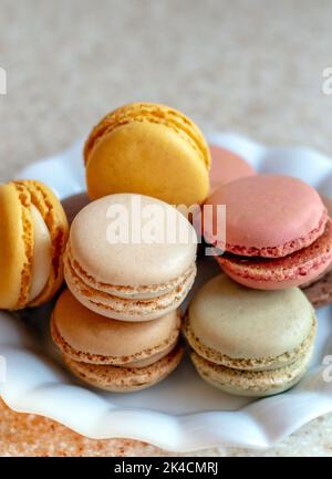 Verschiedene Meringue-Makronen mit süßen Aromen im Inneren Stockfoto