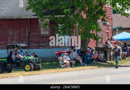 Eau Claire MI USA Juli 4 2022; Familien Reihen sich entlang der Straße dieser kleinen Stadt zu einer beliebten Parade am 4.. Juli an Stockfoto