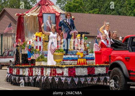 Eau Claire MI USA, 4 2022. Juli; Ein Festwagen mit einer Studentenkönigin von Stevensville MI, lächeln und winken in dieser Parade vom 4.. Juli Stockfoto