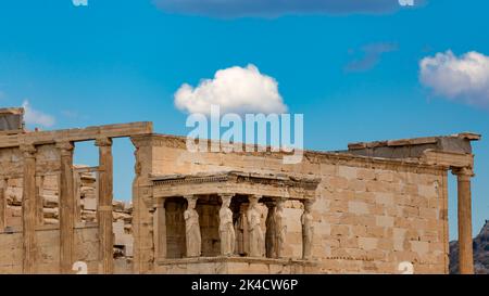 Der Tempel von Erechtheion mit den Karyatiden-Statuen in Akropolis, Griechenland gegen einen blauen Himmel Stockfoto