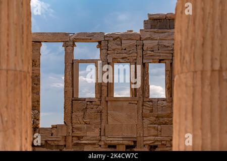 Die Überreste des Erechtheion, eines alten ionischen Tempels auf der Akropolis von Athen, Griechenland Stockfoto