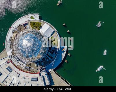 Eine Luftdrohnenansicht des berühmten Science World Museums in Vancouver Stockfoto