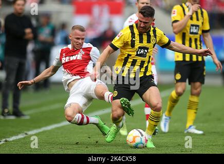 Köln, Deutschland. 01. Oktober 2022. Die Dortmunder Salih Özcan (R) und die Kölner Ondrej Duda (L) im Einsatz während des deutschen Bundesliga-Fußballspieles zwischen dem FC Köln und Borussia Dortmund in Köln. (Endnote: Köln 3:2 Borussia Dortmund) Credit: SOPA Images Limited/Alamy Live News Stockfoto