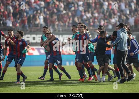 Buenos Aires, Argentinien. 01. Oktober 2022. Das Team von San Lorenzo feiert den Sieg während des Spiels zwischen San Lorenzo und Huracan im Rahmen der Liga Profesional de Futbol 2022 im Pedro Bidegain Stadium. (Endergebnis: San Lorenzo 1 - 0 Huracan) Credit: SOPA Images Limited/Alamy Live News Stockfoto