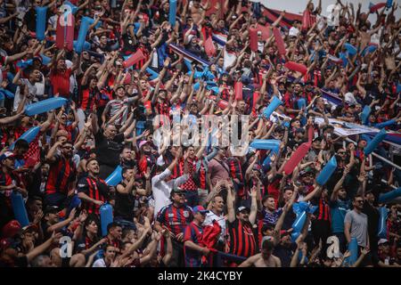 Buenos Aires, Argentinien. 01. Oktober 2022. San Lorenzo Fans feiern während des Spiels zwischen San Lorenzo und Huracan im Rahmen der Liga Profesional de Futbol 2022 im Pedro Bidegain Stadium. (Endnote: San Lorenzo 1 - 0 Huracan) (Foto: Roberto Tuero/SOPA Images/Sipa USA) Quelle: SIPA USA/Alamy Live News Stockfoto